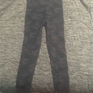 Spanx Look At me Now Cropped Leggings. Black and Grey Camo Size M